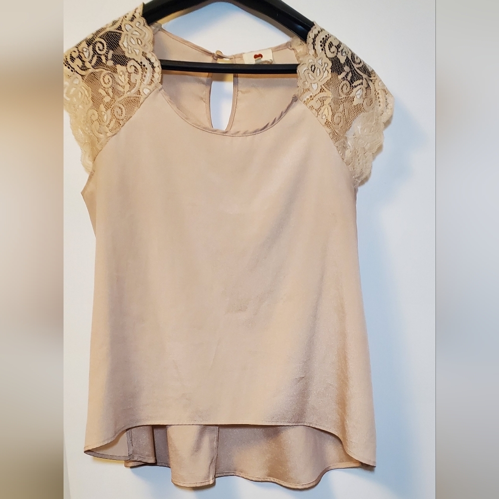 Medium One Clothing Cream High-low Embellished Lace Cap Sleeve Blouse